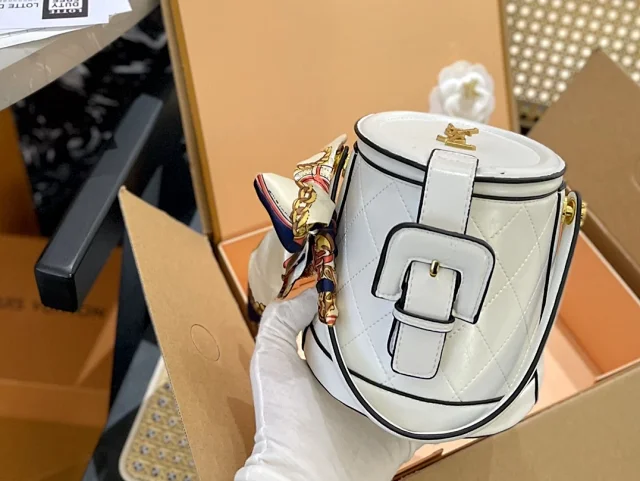 Dior Crossbody Bags product detail image 14