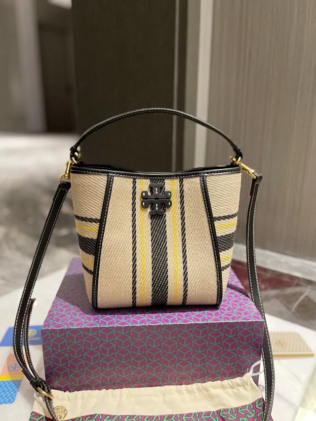 Tory Burch Crossbody Bags Logo Leather Bag product detail image 1