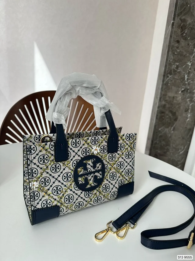 Tory Burch Handbags Double T logo tote bag product detail image 3