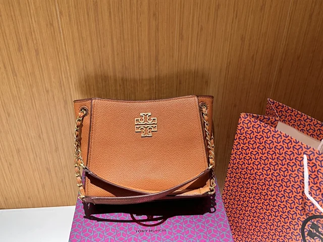 Tory Burch Pebbled leather chain-strap bag with Double T logo product detail image 1