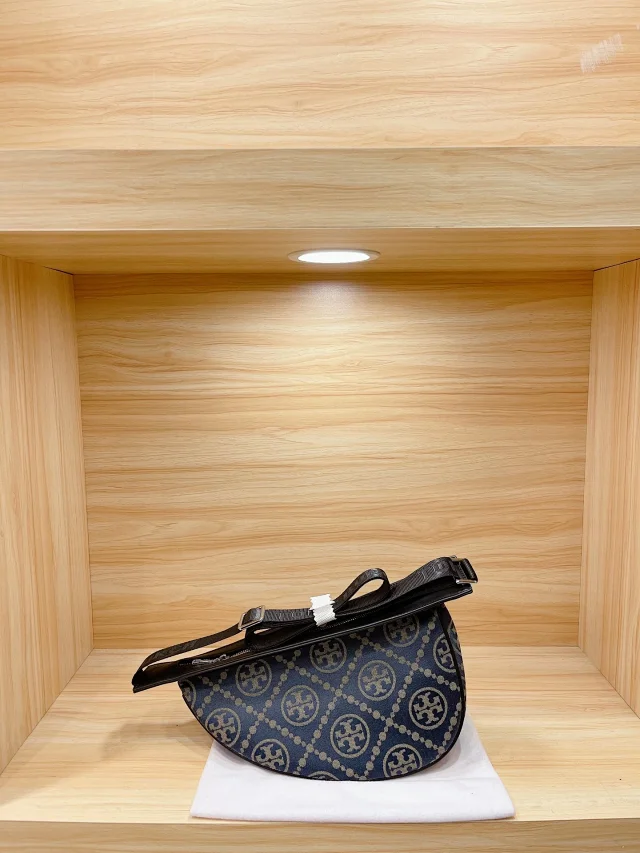 Tory Burch Crossbody Bags Logo-embossed bag with pearl chain detail product detail image 1