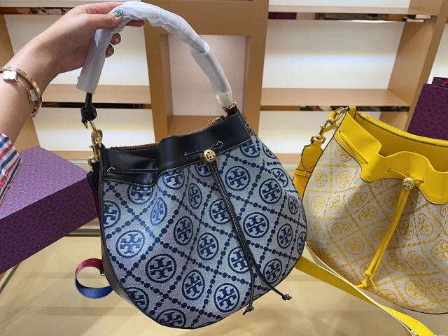 Tory Burch Crossbody Bags Logo flap product detail image 3