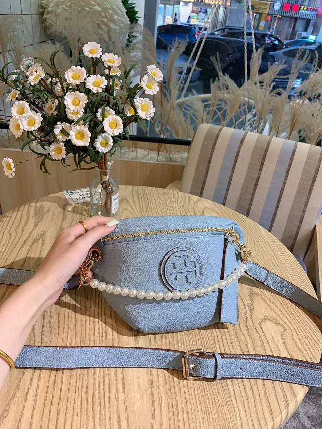 Tory Burch Crossbody Bags Logo-embossed bag with pearl chain detail product detail image 3