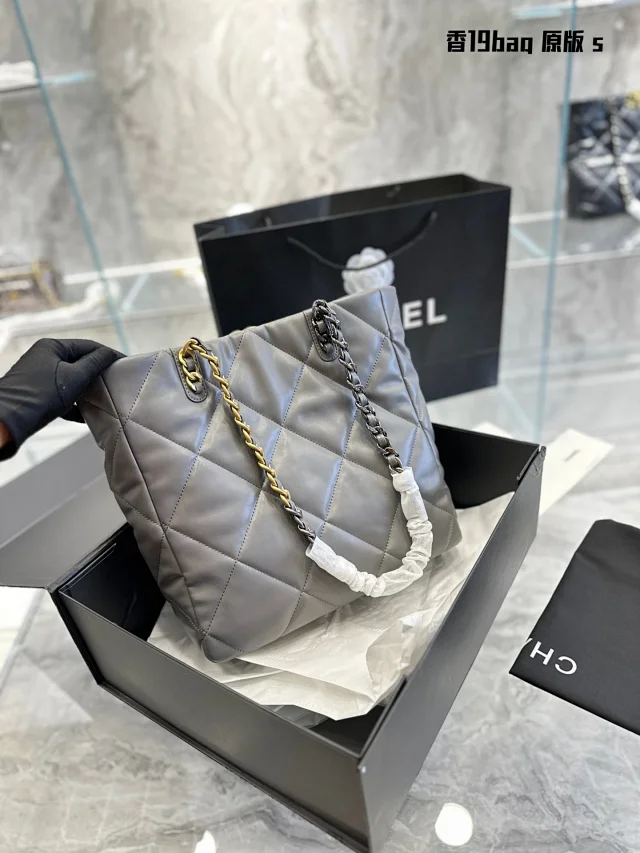 Chanel Shoulder Bags Chain-Strap Logo Print Tote Bag product detail image 14