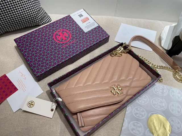 Tory Burch Crossbody Bags Logo with Chain Detail product detail image 1