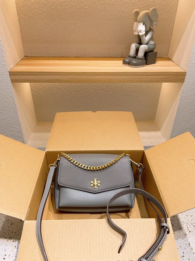 Tory Burch Crossbody Bags Logo with Chain Detail product detail image 8