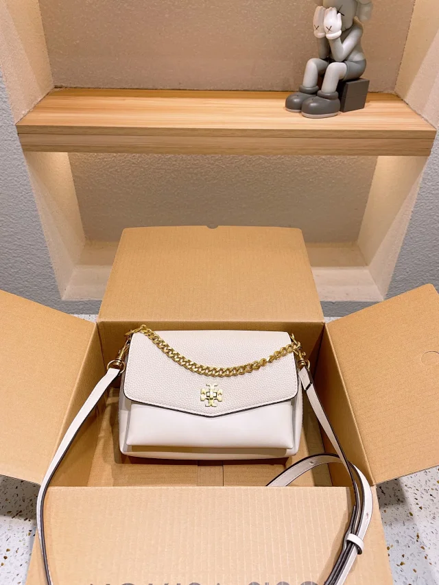 Tory Burch Crossbody Bags Logo with Chain Detail product detail image 9