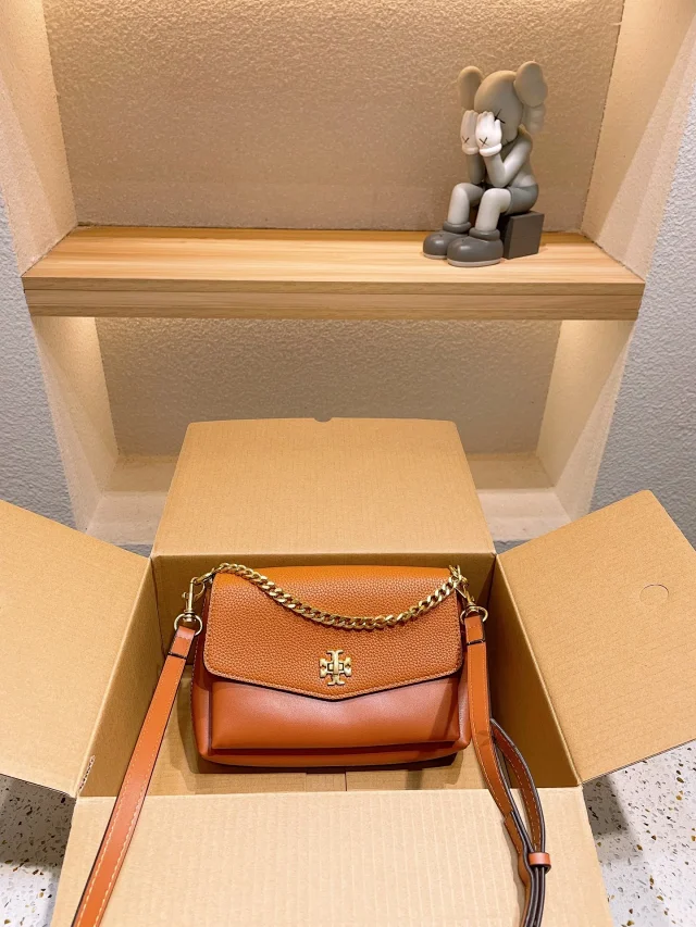 Tory Burch Crossbody Bags Logo with Chain Detail product detail image 6