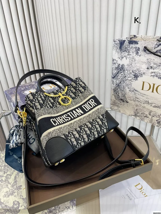 Dior Shoulder Bags Quilted CD-clasp chain bag product detail image 15