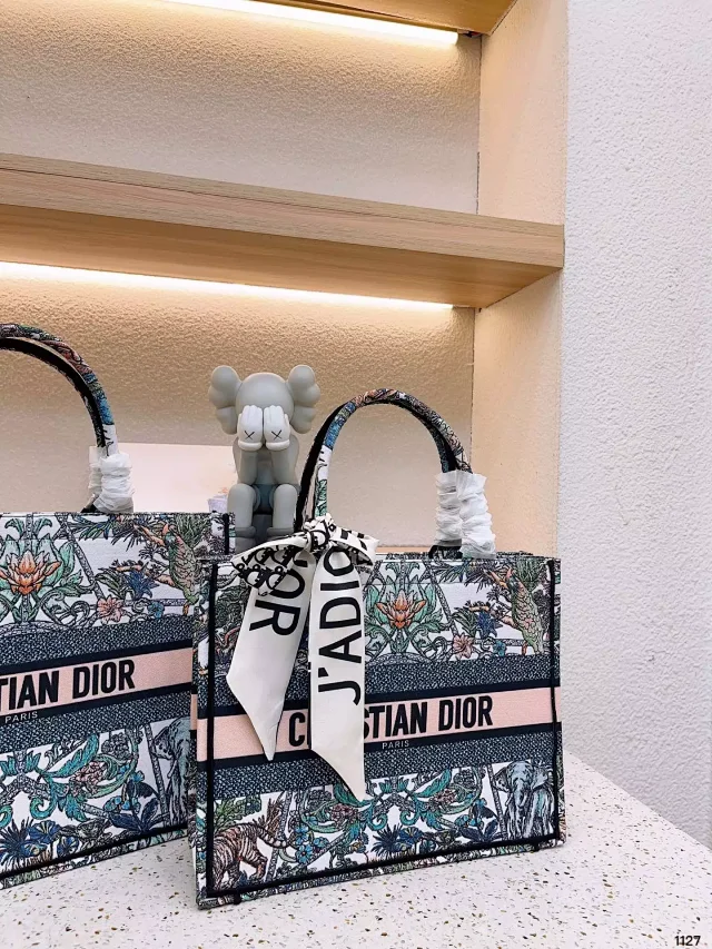 Dior Handbags Embroidered Logo Tote Handbag product detail image 13