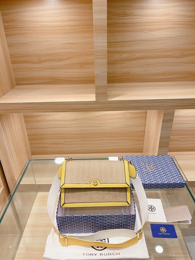 Tory Burch Crossbody Bags Flap Bag with Wide Adjustable Strap product detail image 4