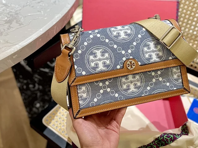 Tory Burch Crossbody Bags Logo with Chain Detail product detail image 4