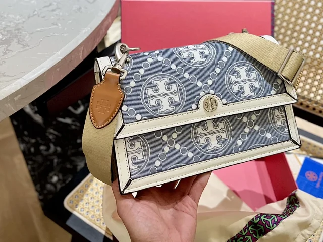 Tory Burch Crossbody Bags Logo with Chain Detail product detail image 2