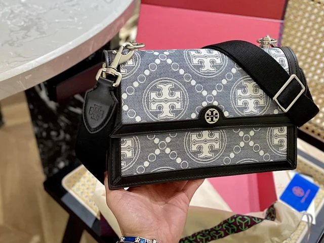 Tory Burch Crossbody Bags Logo with Chain Detail product detail image 3