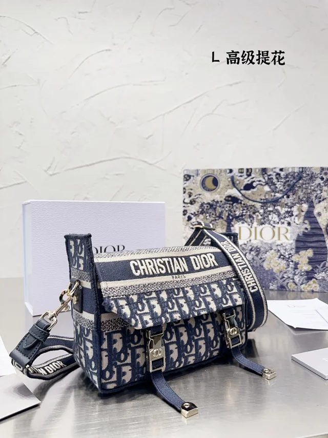 Dior Shoulder Bags Quilted chain bag with CD clasp product detail image 10
