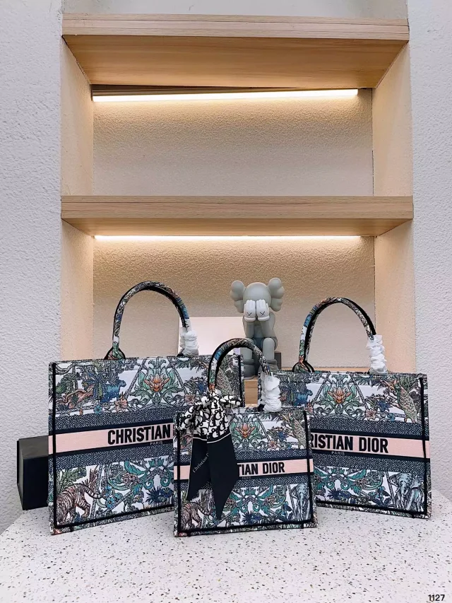 Dior Handbags Embroidered Logo Tote Handbag product detail image 14