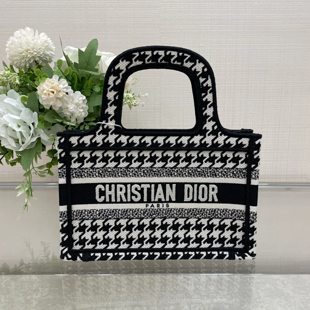 Dior Handbags Embroidered Logo Tote Handbag product detail image 8