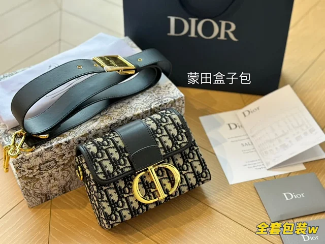 Dior Shoulder Bags Quilted CD-clasp chain bag product detail image 13
