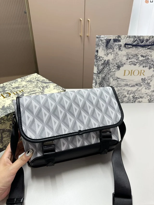 Dior Shoulder Bags Quilted CD-clasp chain bag product detail image 14