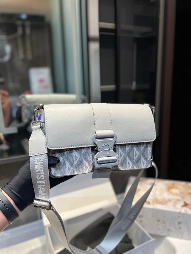Dior Shoulder Bags Quilted chain bag with CD clasp product detail image 12