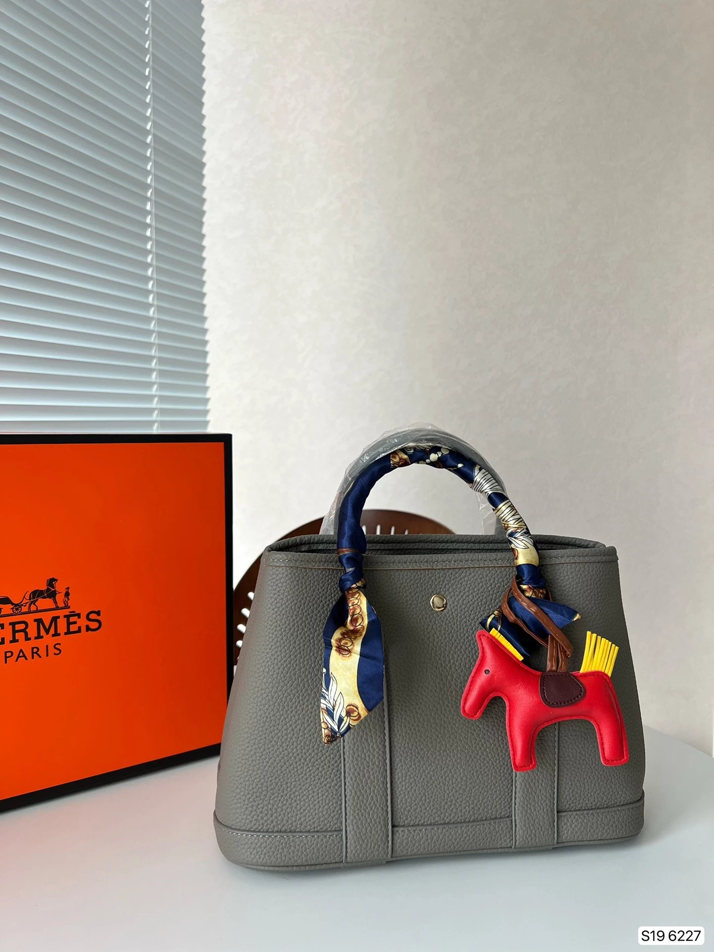 Hermès Picotin Lock Tote Black Leather Handbag with Pink Rodeo Charm and Silk Scarf - 11