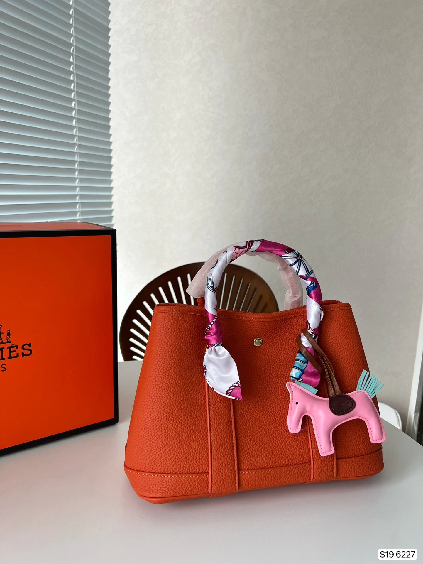 Hermès Picotin Lock Tote Black Leather Handbag with Pink Rodeo Charm and Silk Scarf - 8