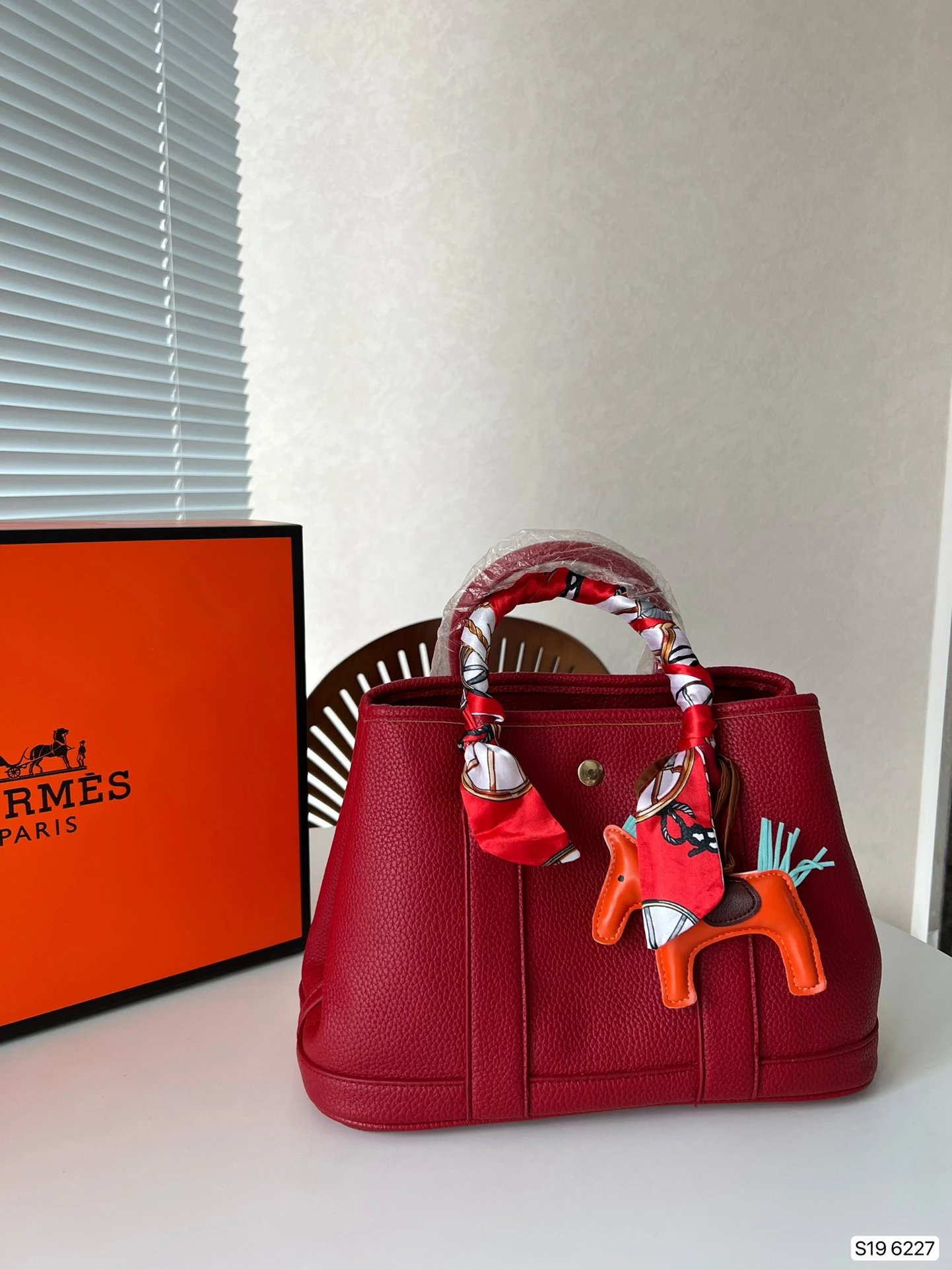 Hermès Picotin Lock Tote Black Leather Handbag with Pink Rodeo Charm and Silk Scarf - 7