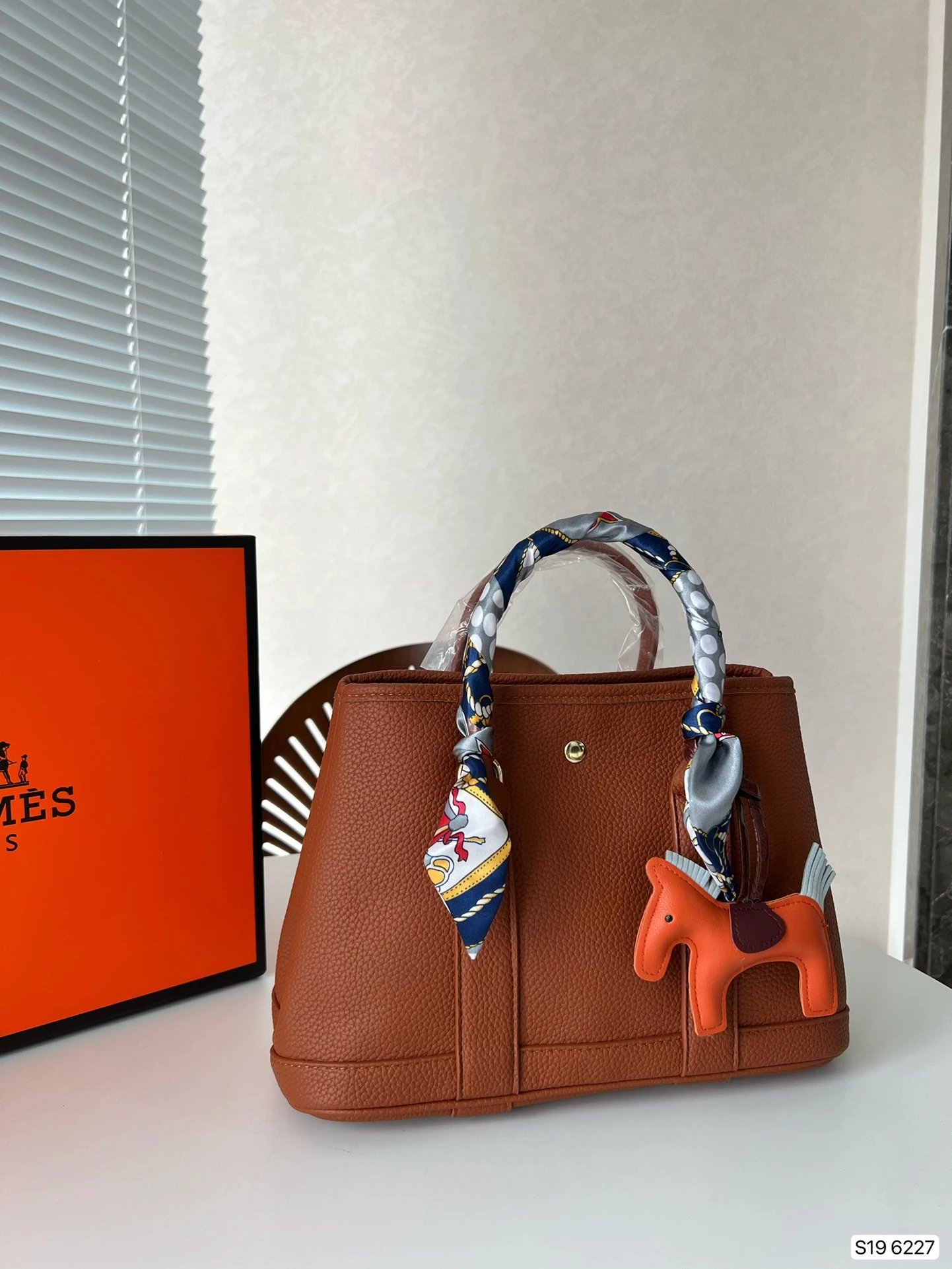 Hermès Picotin Lock Tote Black Leather Handbag with Pink Rodeo Charm and Silk Scarf - 9