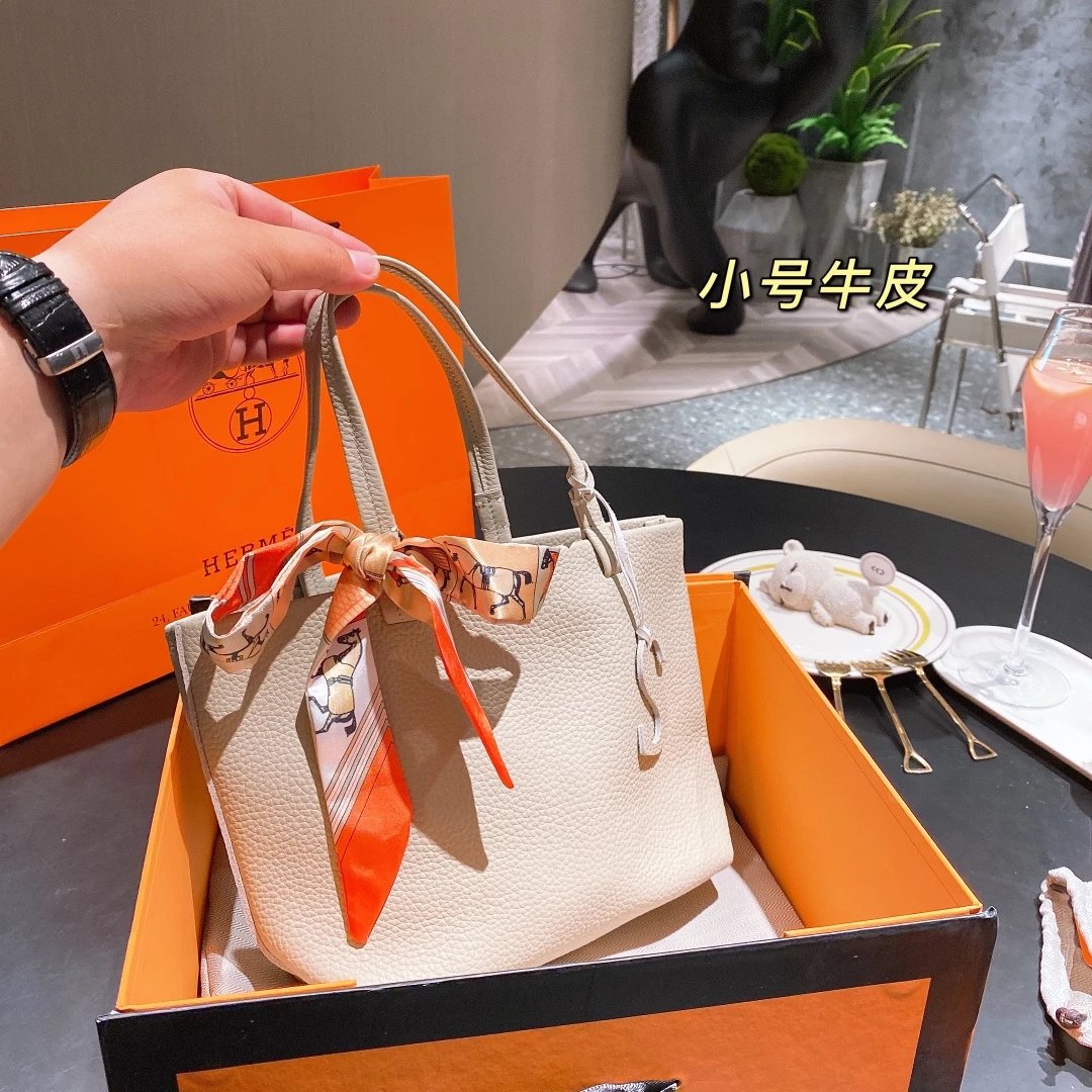 Hermès Picotin Lock Tote Black Leather Handbag with Pink Rodeo Charm and Silk Scarf - 3