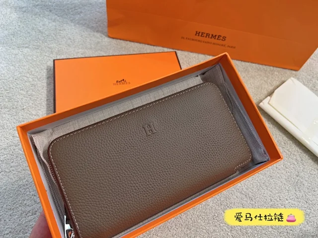 Hermès Wallets & Card Holders Pebbled Leather Zip-Around Wallet with Embossed H product detail image 3