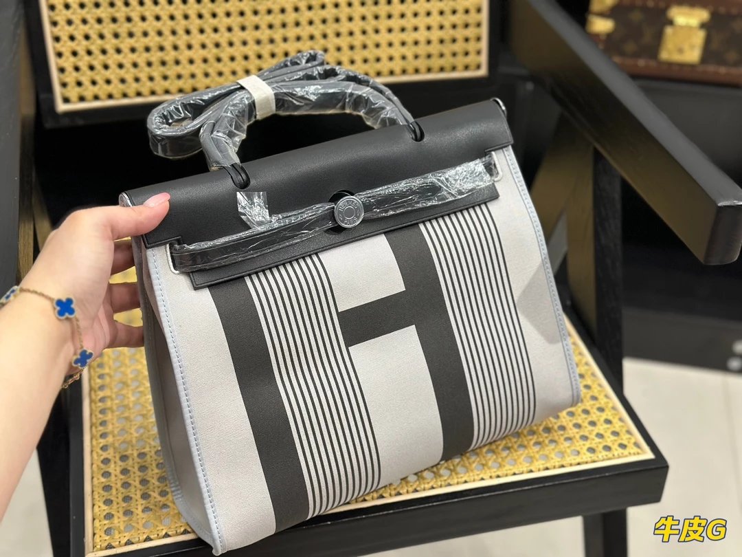 Off-White Diagonal Stripe Canvas Tote Bag White / Black - 10