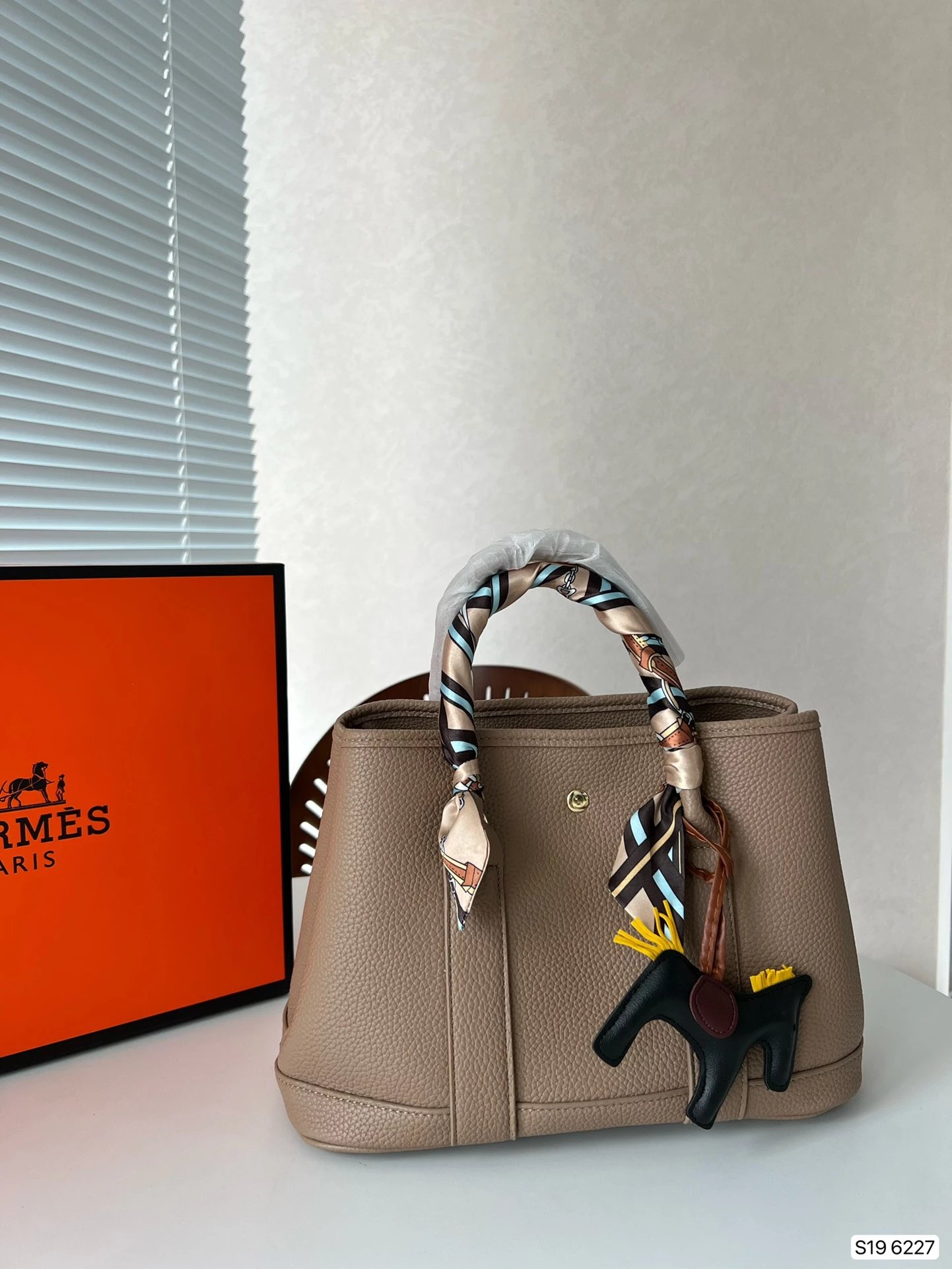 Hermès Picotin Lock Tote Black Leather Handbag with Pink Rodeo Charm and Silk Scarf - 10