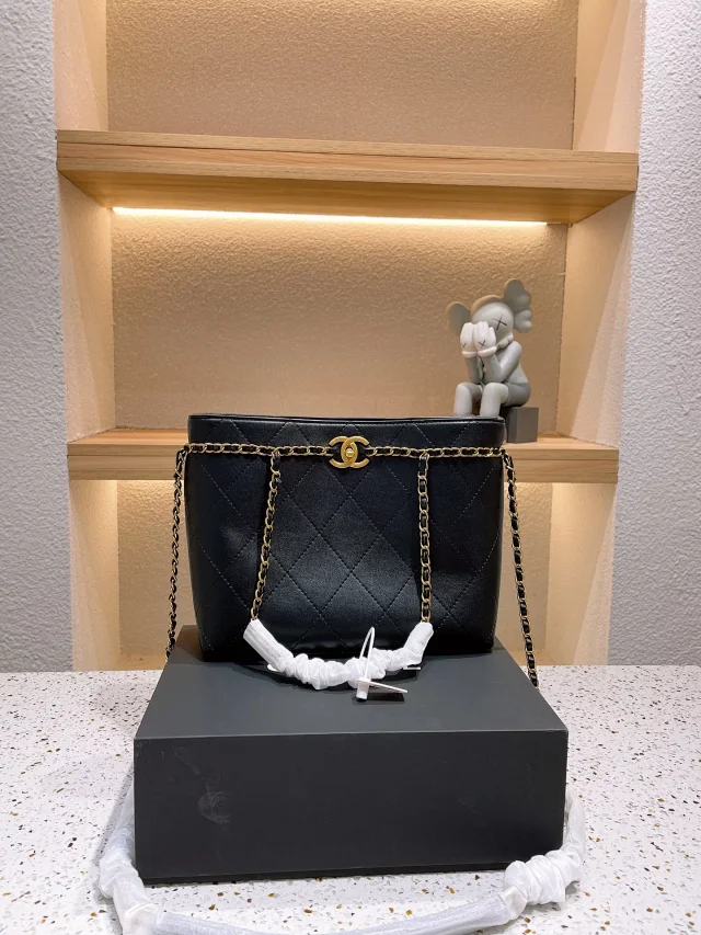 Chanel Shoulder Bags Quilted chain-strap product detail image 4