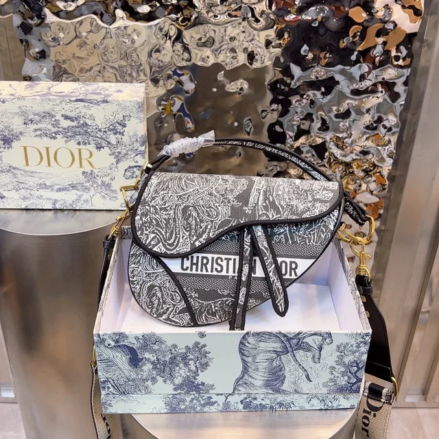 Dior Crossbody Bags Saddle Bag product detail image 15