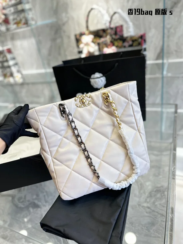 Chanel Shoulder Bags Chain-Strap Logo Print Tote Bag product detail image 13