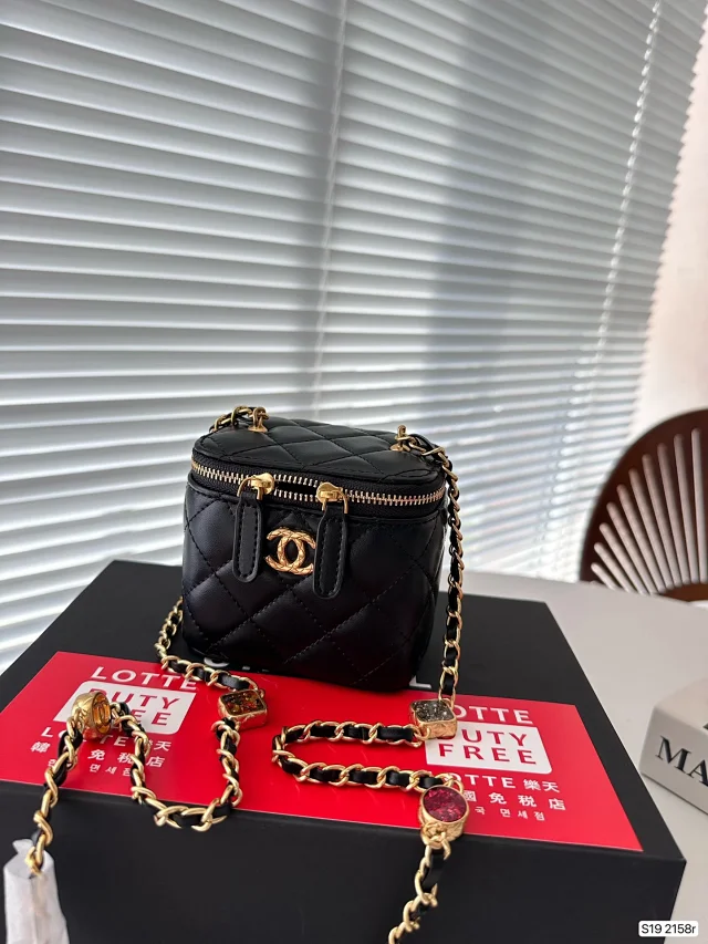 Chanel Crossbody Bags Quilted chain-strap bag product detail image 5
