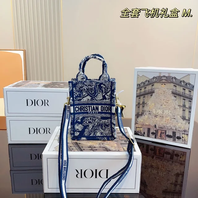 Dior Handbags Embroidered floral tote bag product detail image 4
