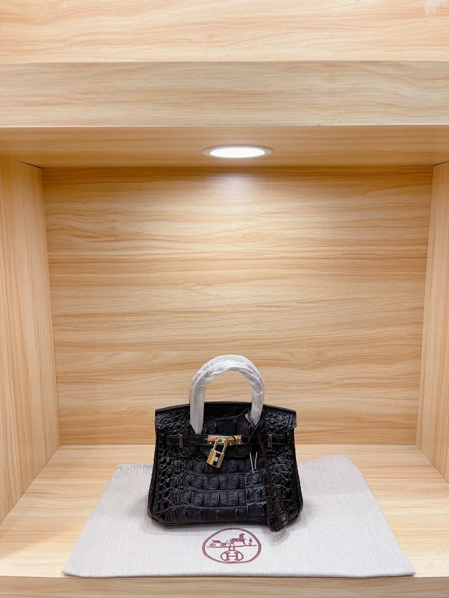 Hermès Handbags Crocodile-embossed padlock handbag product detail image 3