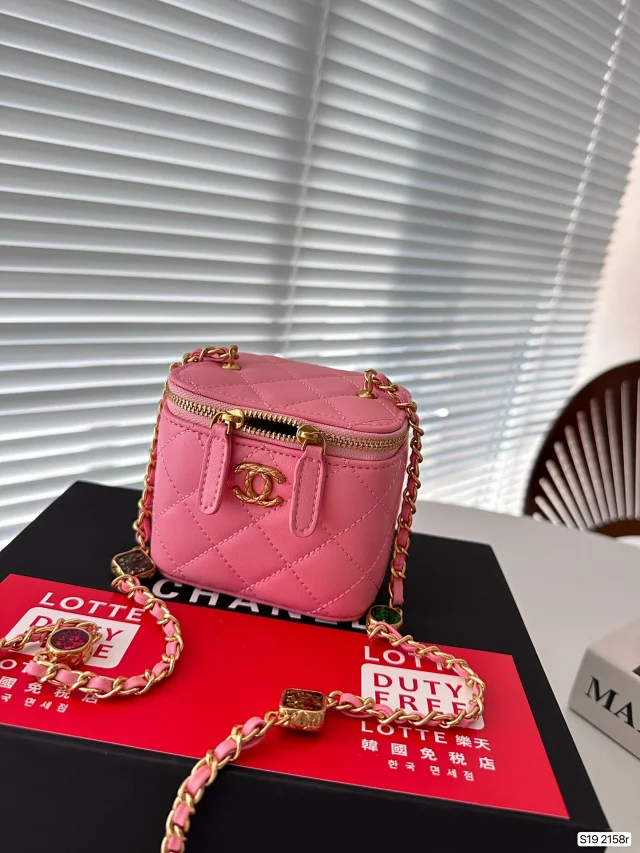 Chanel Crossbody Bags Quilted chain-strap bag product detail image 2
