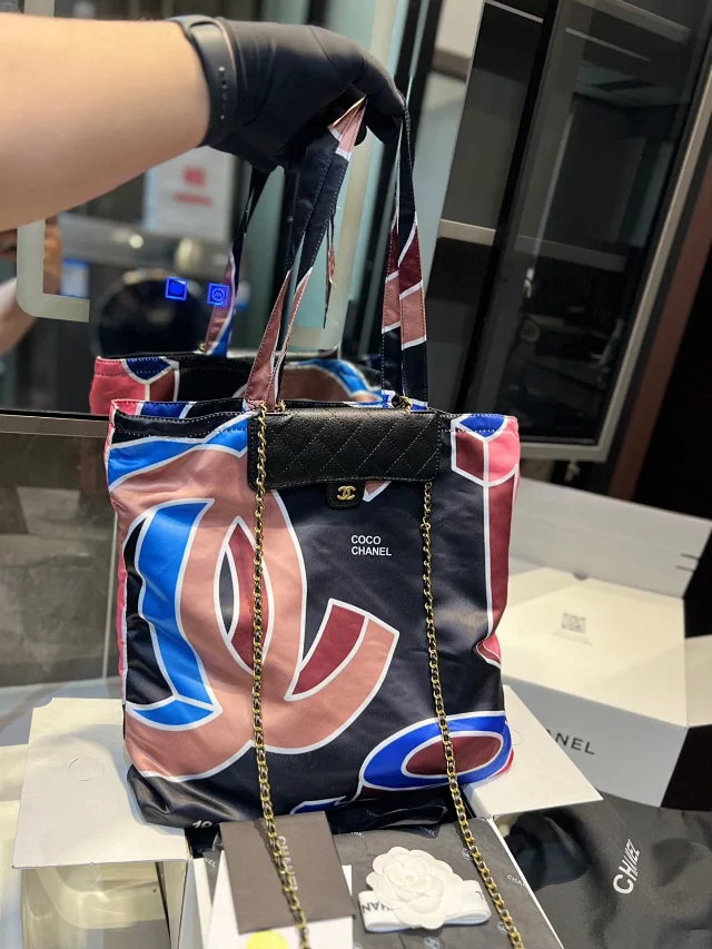 Chanel Shoulder Bags Chain-Strap Logo Print Tote Bag product detail image 1