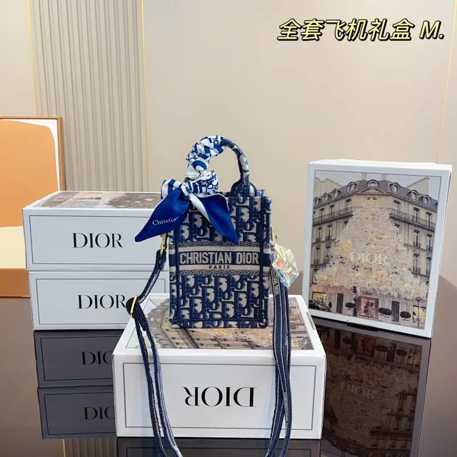 Dior Handbags Embroidered floral tote bag product detail image 15