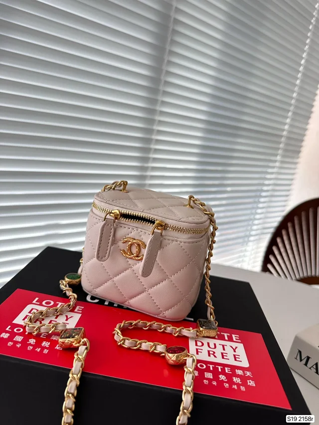 Chanel Crossbody Bags Quilted chain-strap bag product detail image 1