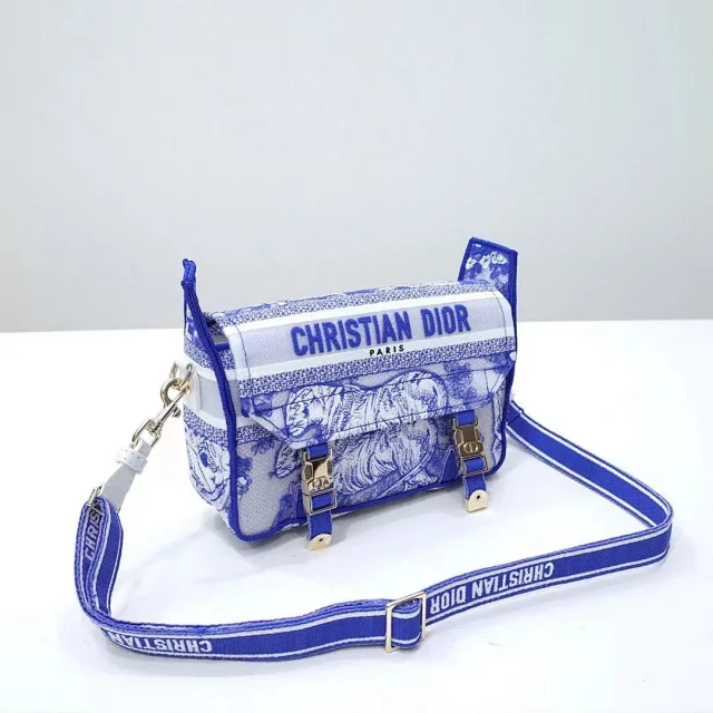 Dior Crossbody Bags Logo-Print Bag product detail image 4