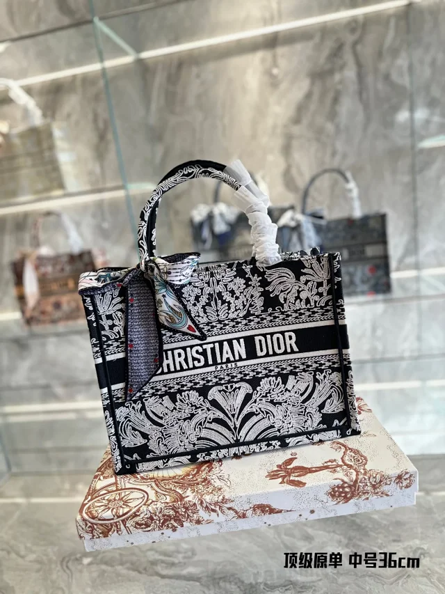 Dior Handbags Embroidered floral tote bag product detail image 3