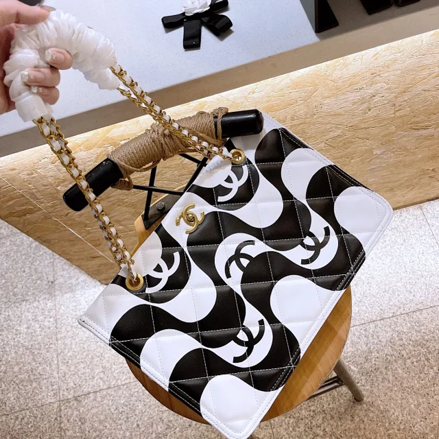 Chanel Shoulder Bags Chain-Strap Logo Print Tote Bag product detail image 2