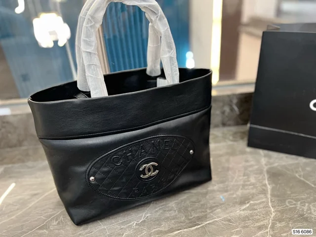 Chanel Shoulder Bags Chain-Strap Logo Print Tote Bag product detail image 8