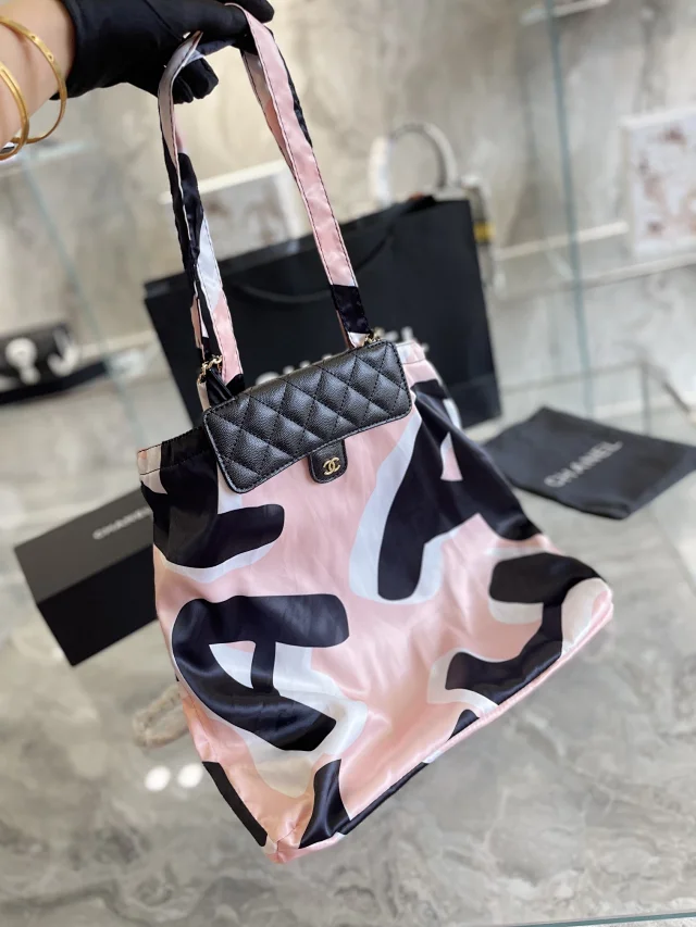 Chanel Shoulder Bags Chain-Strap Logo Print Tote Bag product detail image 6