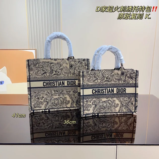 Dior Handbags Embroidered floral tote bag product detail image 12