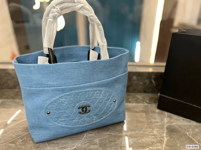 Chanel Shoulder Bags Chain-Strap Logo Print Tote Bag product detail image 11