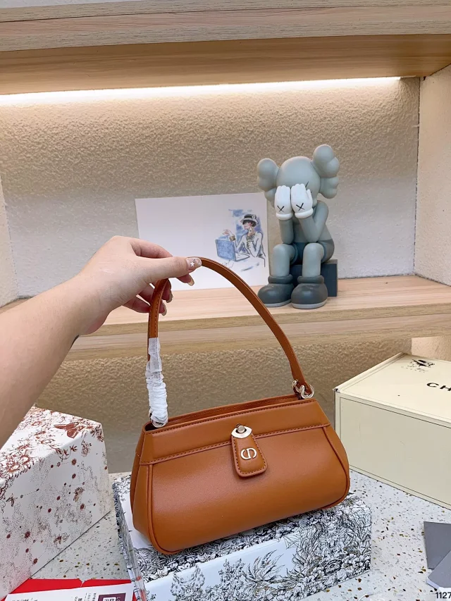 Dior Shoulder Bags Curved Top-Handle Bag product detail image 3